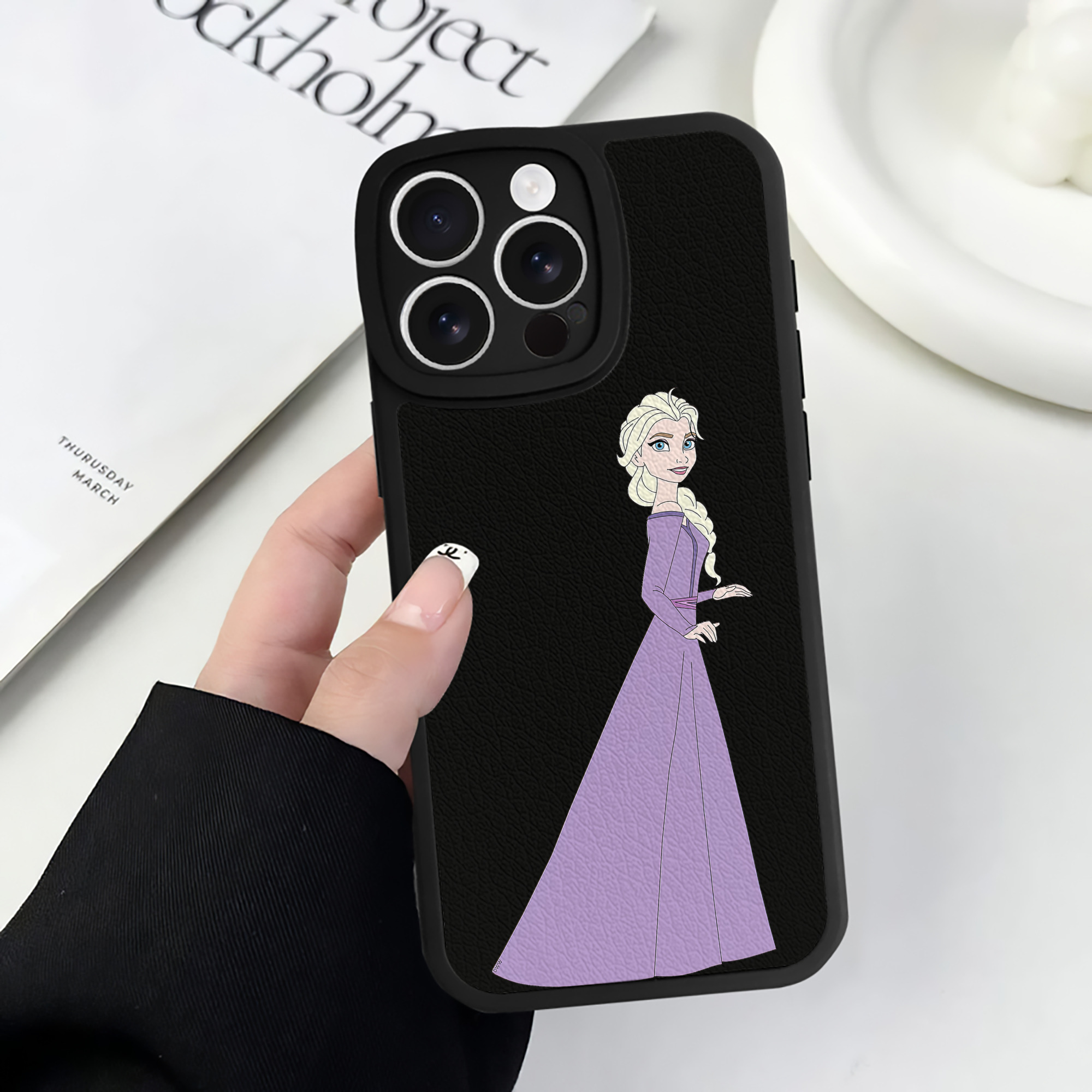 （画像用） アナと雪の女王 アンナ エルサ Frozen Anna Elsa 【iPhone 16シリーズ対応】シリコンスマホケース（レザー調） 材質：シリコン